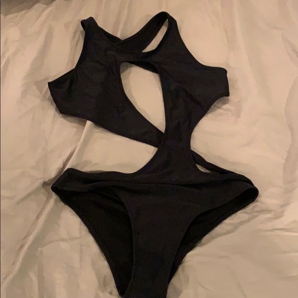 Bikini - Picture 2 of 4